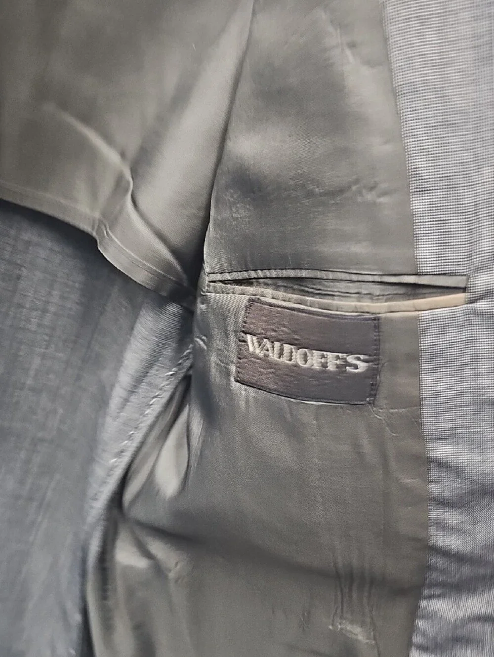 Classic Men's Gray Two-Button Notch Lapel Blazer
